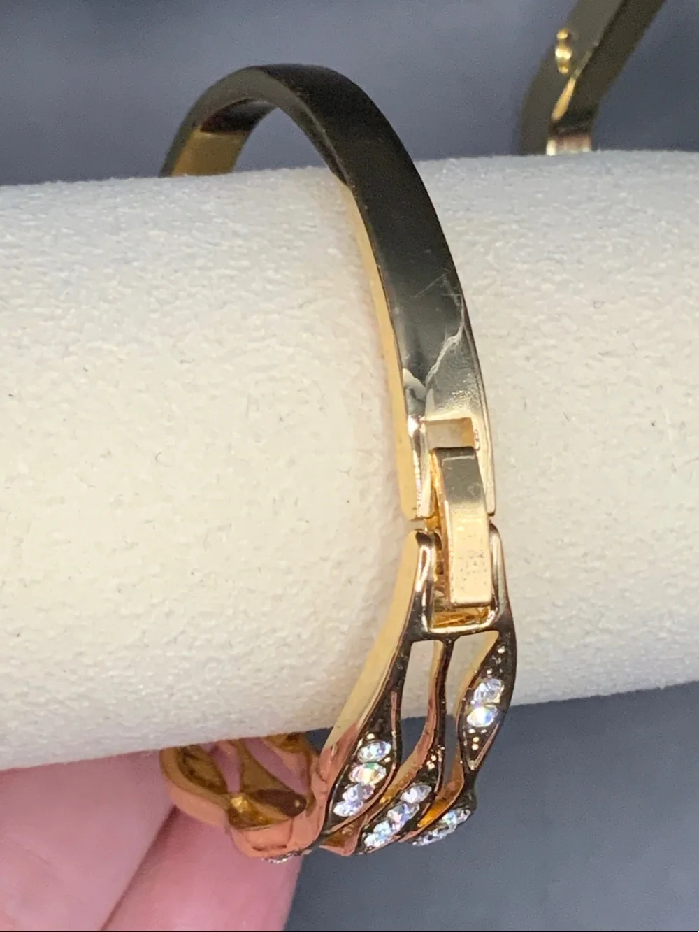 Elegant Gold-Tone Wavy Crystal Bangle Bracelet - Gold